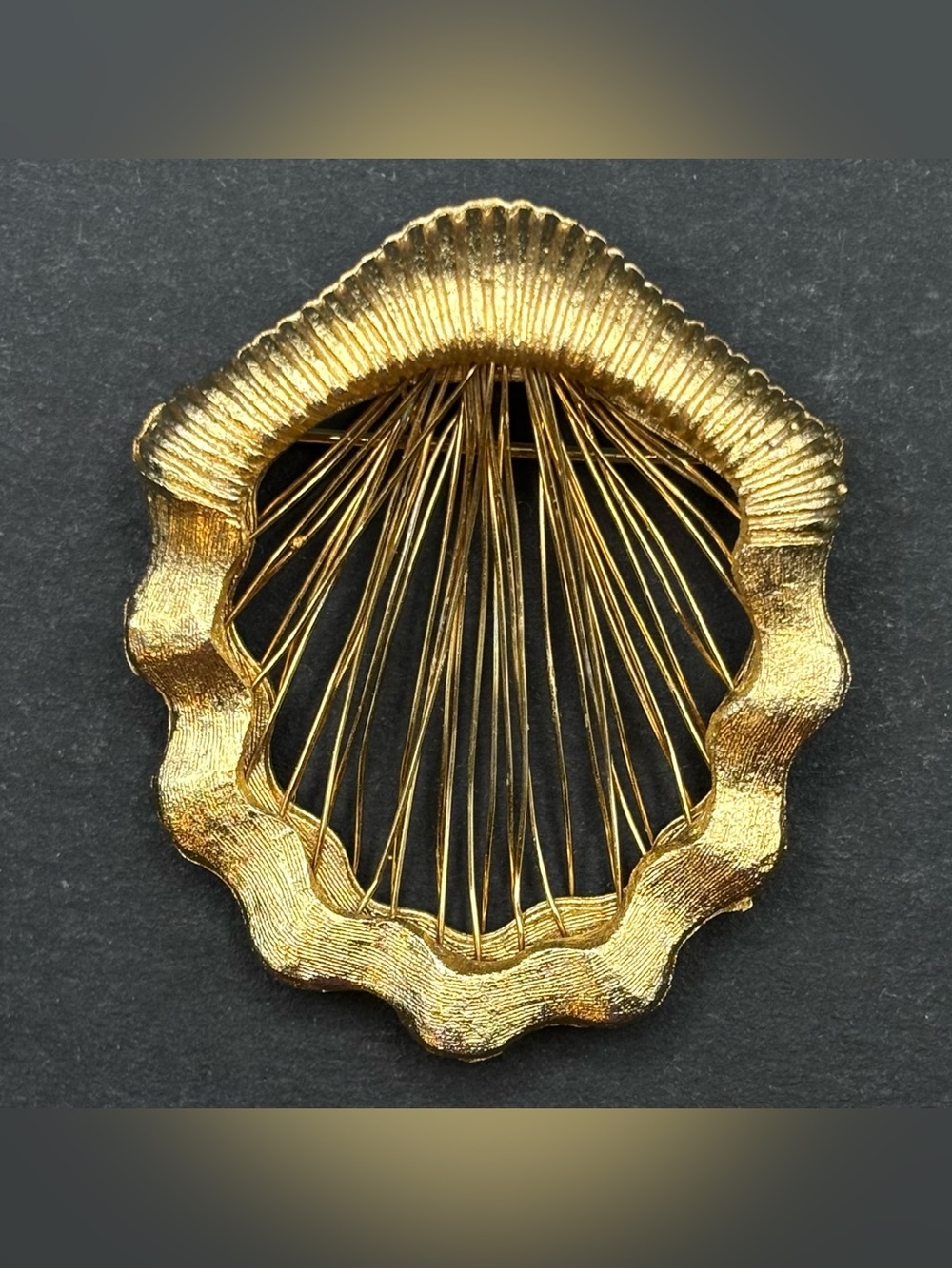 Vintage Gold Tone Wire Work Seashell Brooch Openwork Scallop Shell Fan Pin 70s